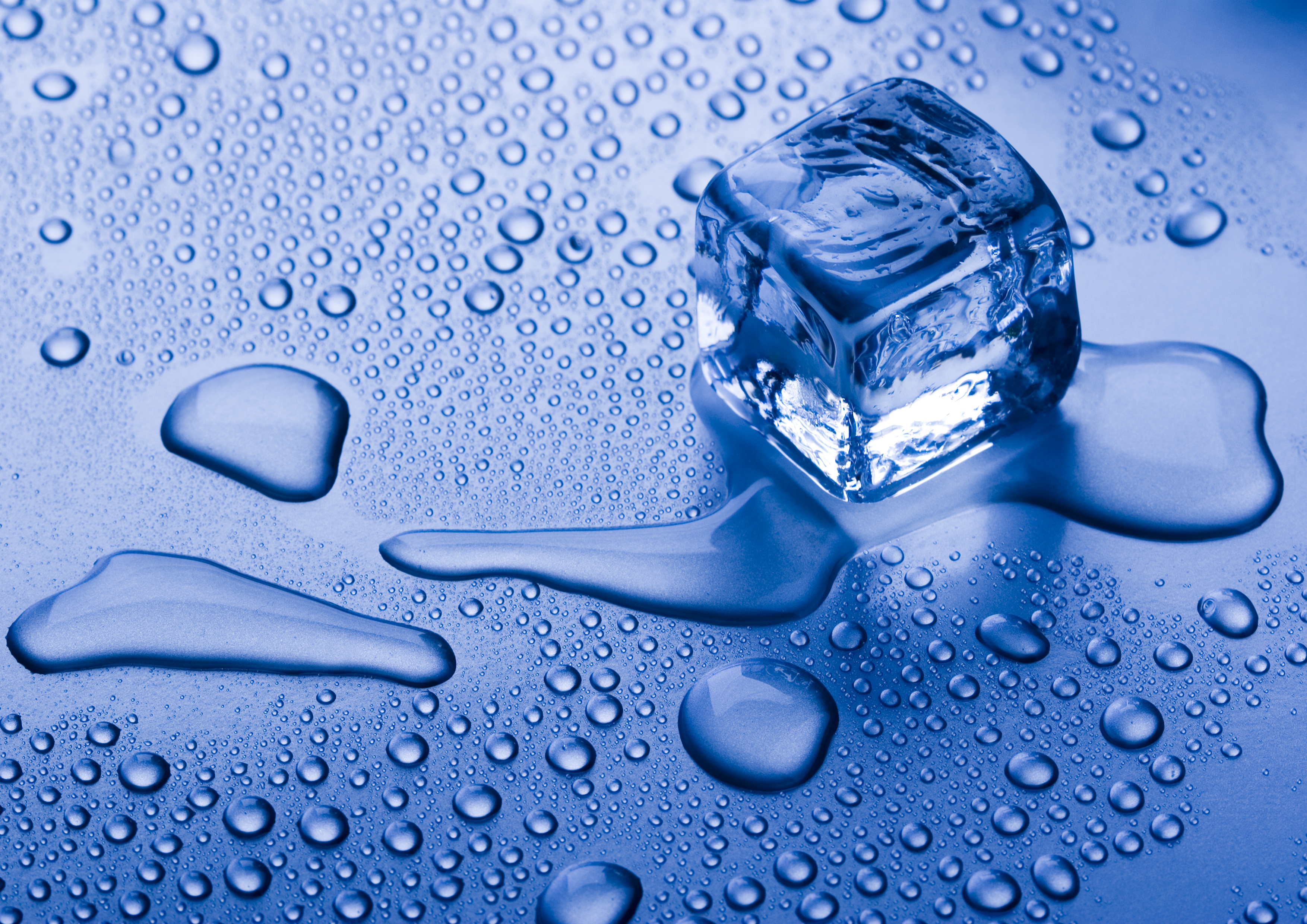 Почему вода растекается. Ice Cube лед Water. Вода обои. Красивые кубики льда. Тает лед.